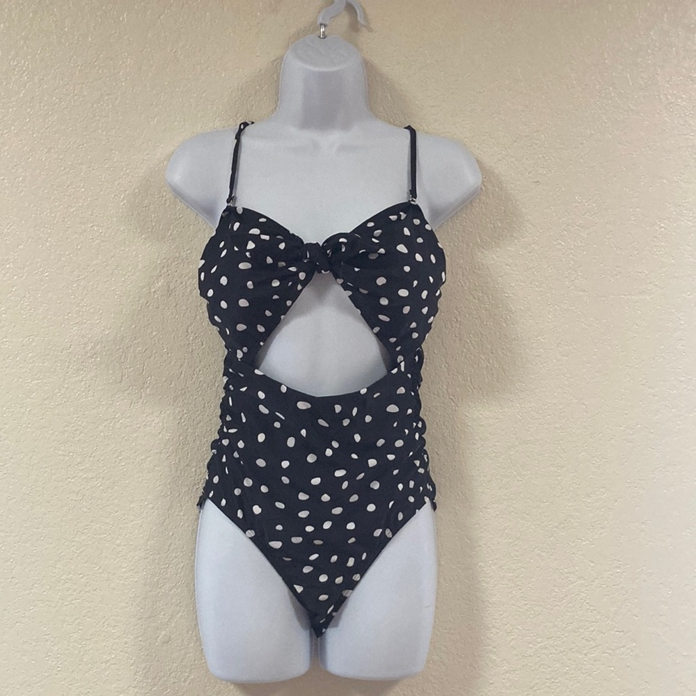 NWOT cute polka-dot swimsuit size small.